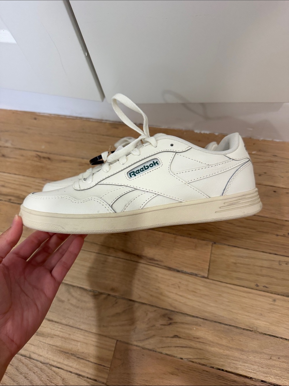 NWT Reebok Cream/White Low-Top Leather Sneaker